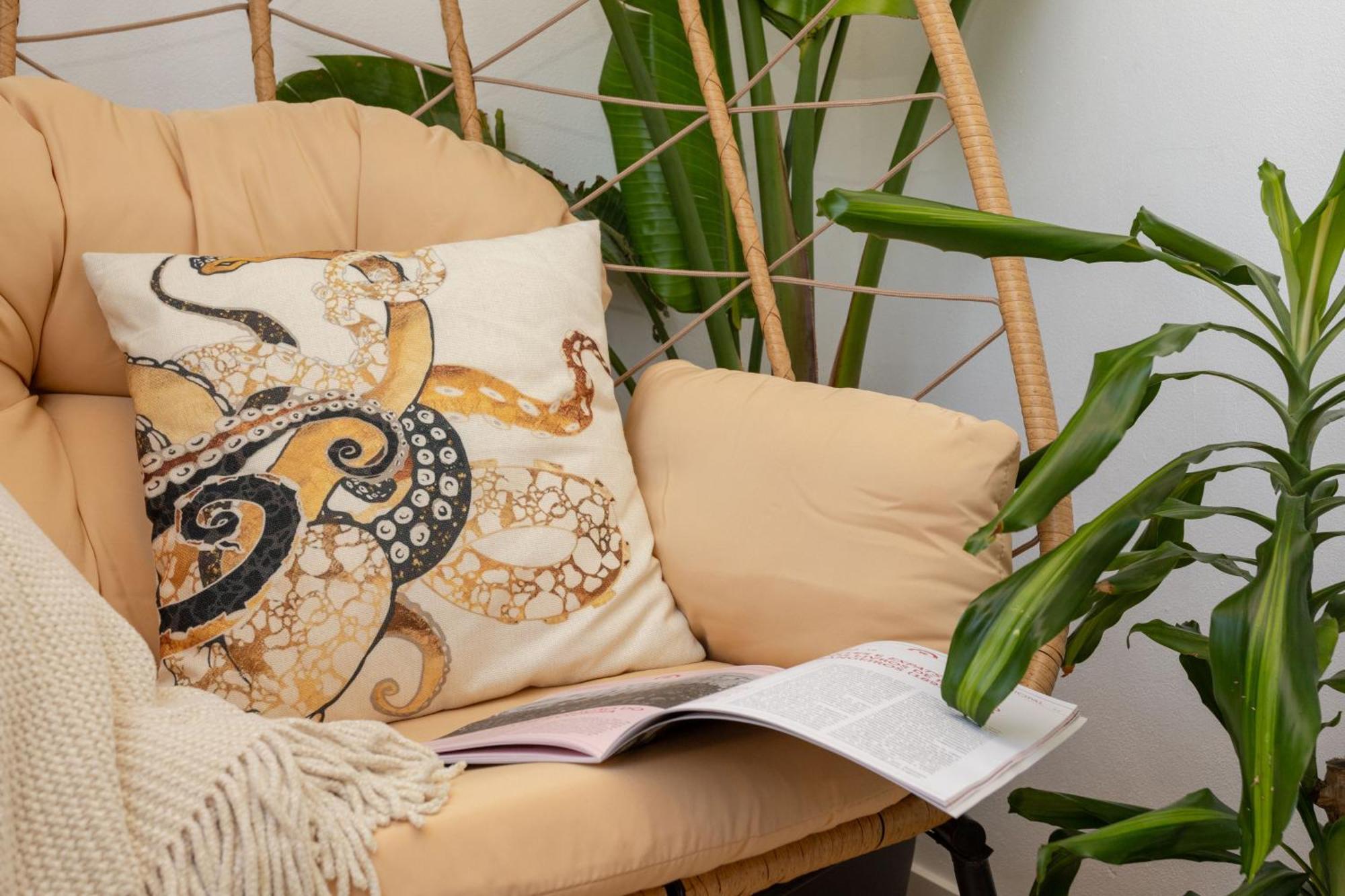 Lush Botanic Oasis With A Boho Hideaway, Near & Cafes